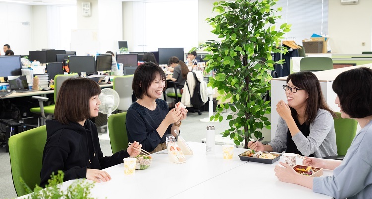 デパ地下でご飯を買って、検証部のメンバーでランチすることも